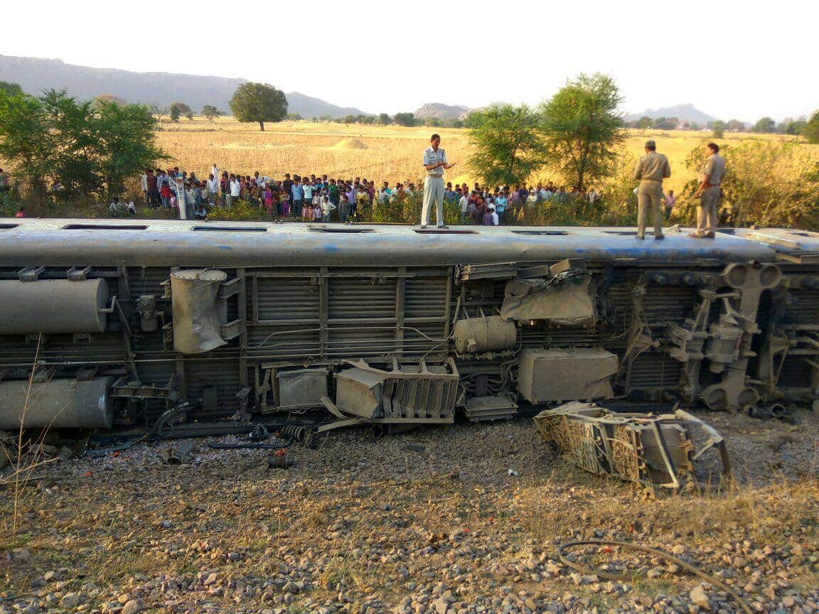 exclusive pictures of mahakaushal express accident
