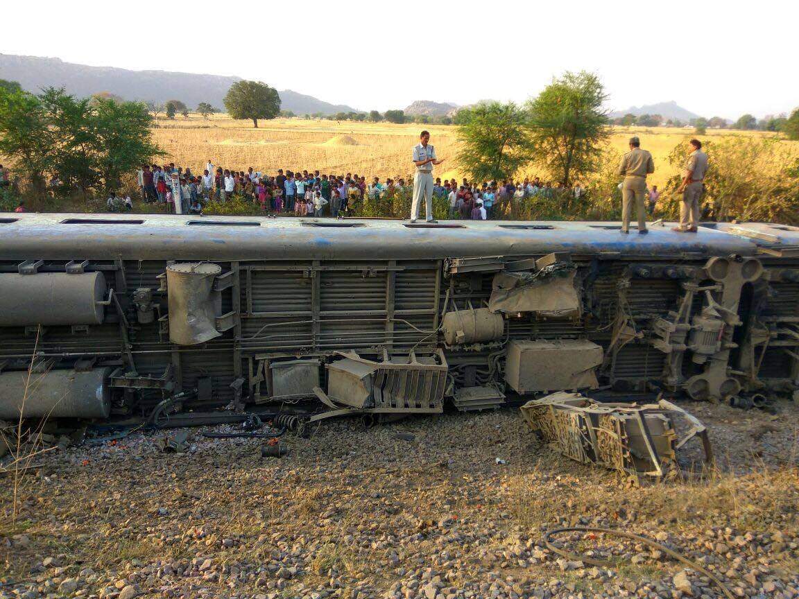 exclusive pictures of mahakaushal express accident