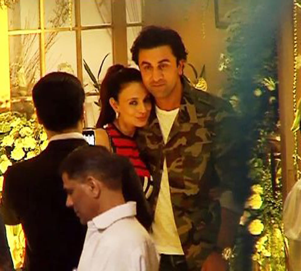 Is something cooking between Ranbir Kapoor and Ameesha Patel ? Photos reveal all