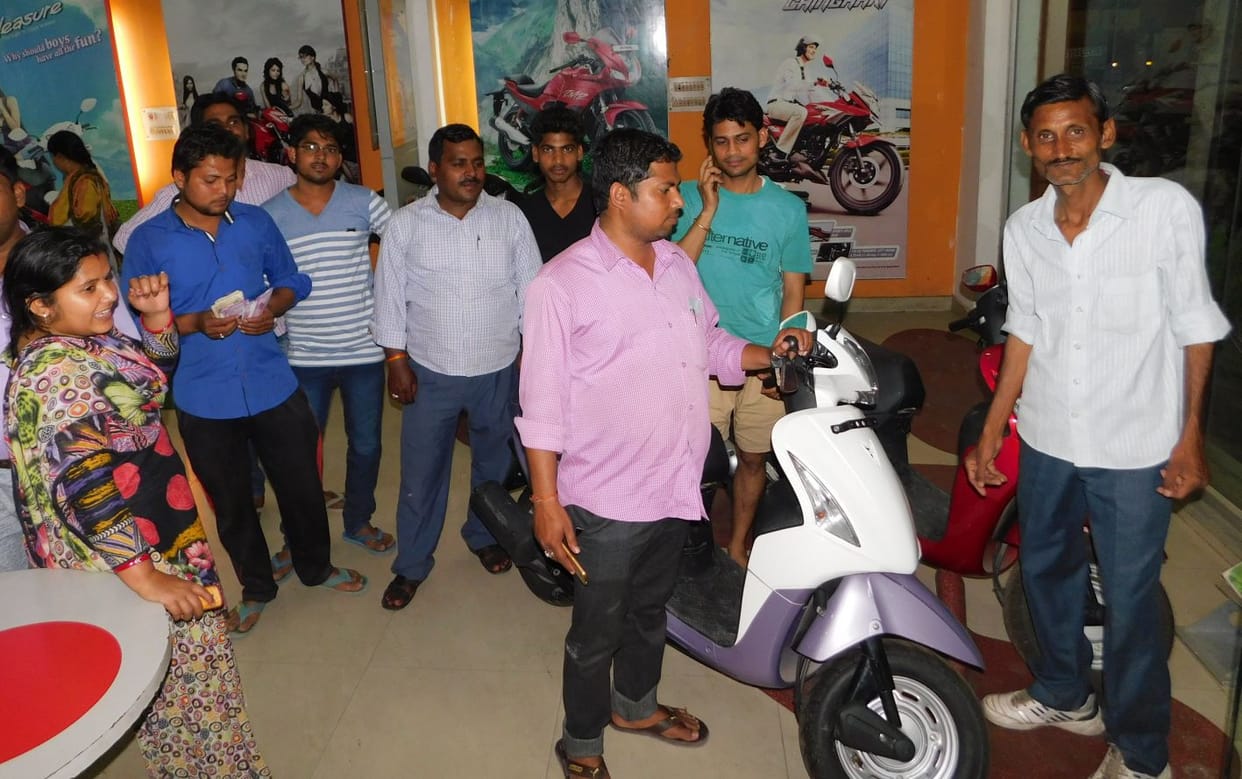 beees three vaahanon kee giree keematen, 20 hajaar tak chhoot