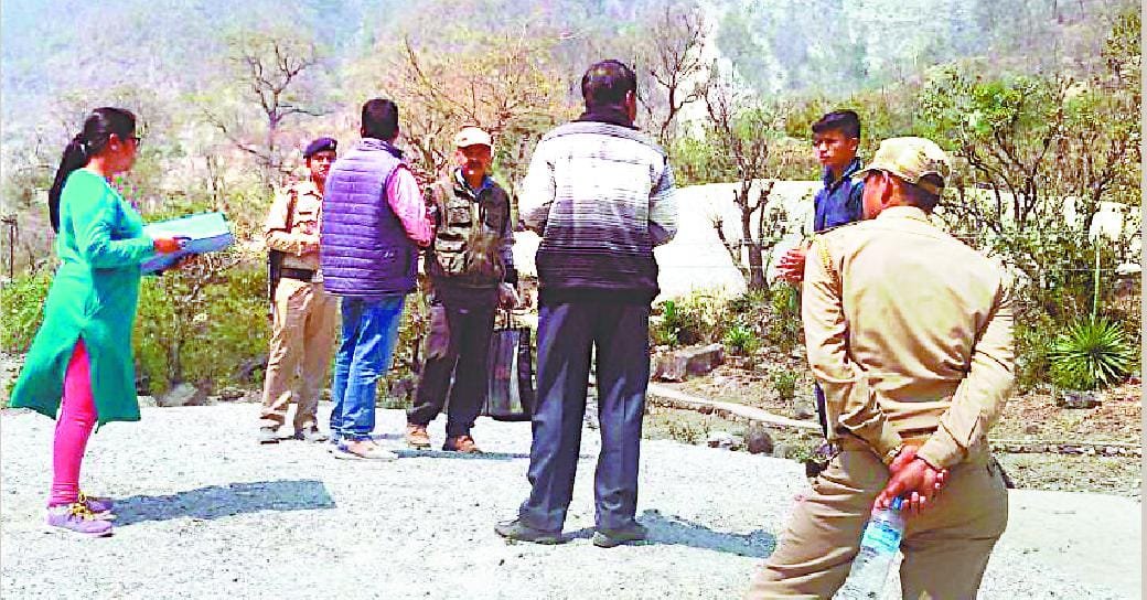 Season of mining material at eight places in the fourth area