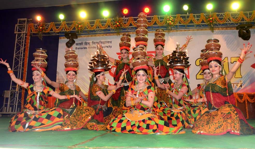 see the photos of bhu annual festival spandan 2017 final ceromoney