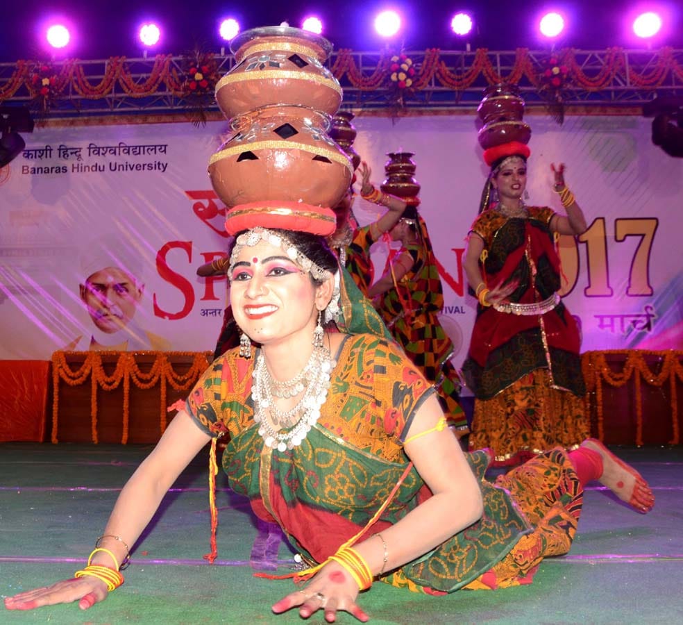 see the photos of bhu annual festival spandan 2017 final ceromoney