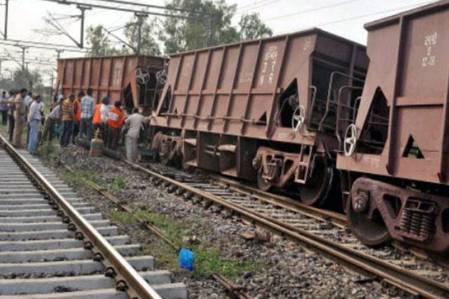 Two parts bunghi goods train, accident haul