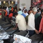 शोरूम संचालकों के फोन नॉट रीचेबल 