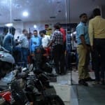 सीतापुर रोड स्थित होंडा शो रूम में लगी ग्राहकों की भीड़