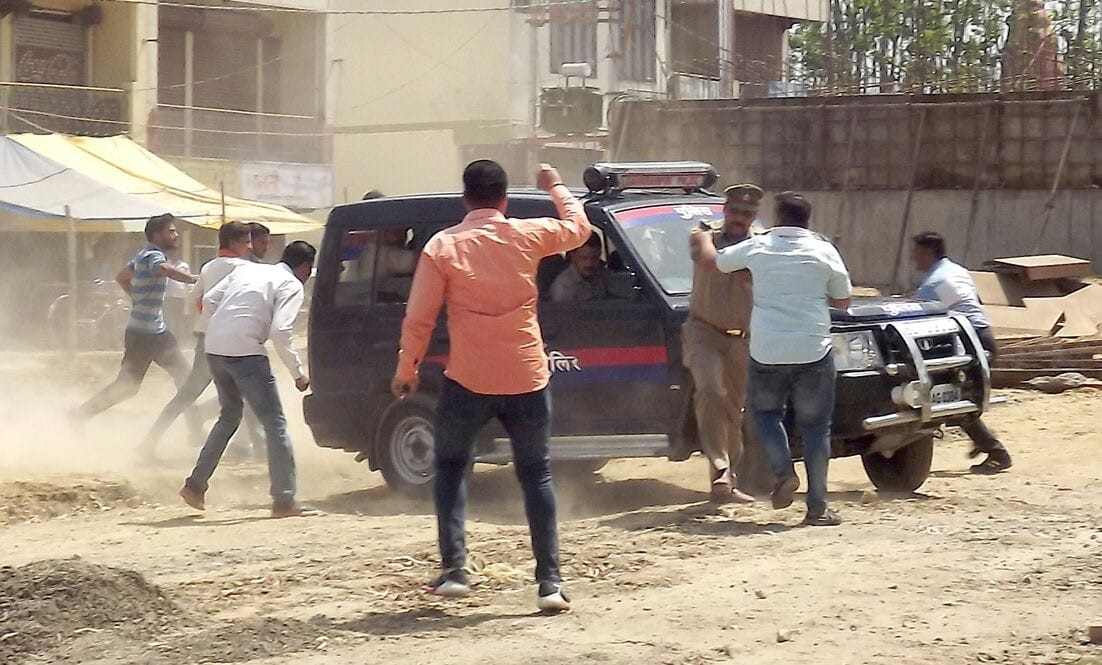 Attempt to beat Maulana Masood Madani, who came to the cell in Deoband, ruckus
