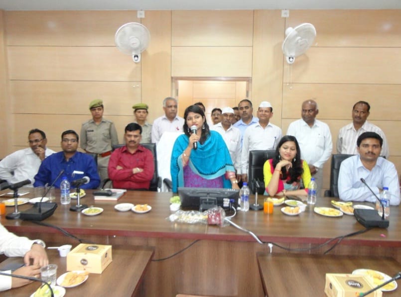 DM B Chandrakala farewell to Meerut, see photos
