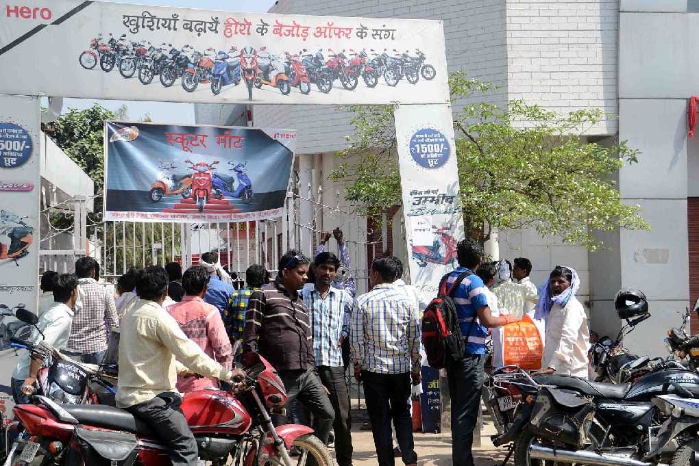 The police took the position using the light force, a ruckus on the bike showroom