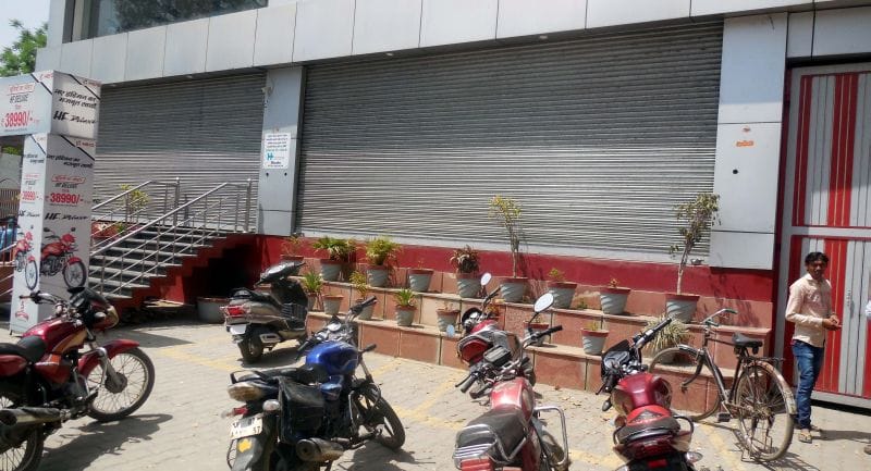 saste daam mein baik khareedane ko machee maaraamaaree