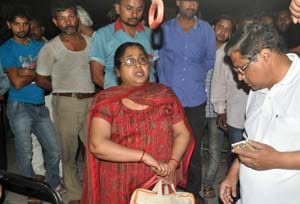 Dhobi Ghat robbed of couple on intersection
