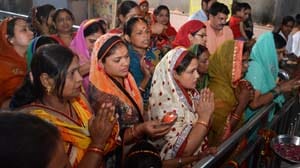 Crowd of devotees coming to the door