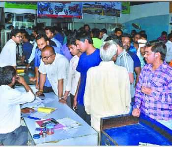 फैजाबाद में सिविल लाइंस स्थित टीवीएस एजेंसी पर लगी खरीदारों की भारी भीड़ ।