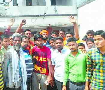 People hurting on objectionable posts, arround kotwali