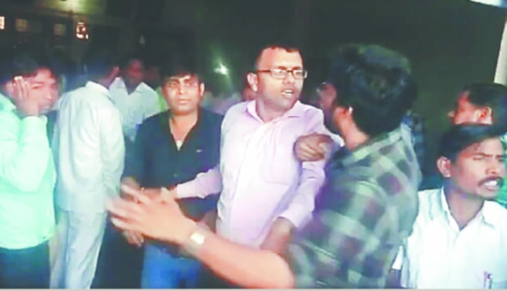workers create ruckus during the welcome ceremony of Chaudhary Charan Singh