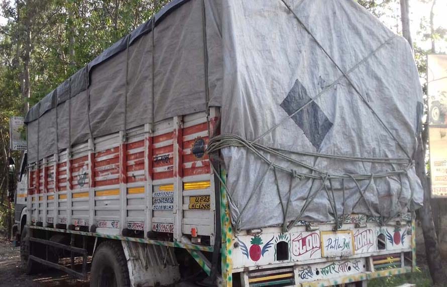 Chinese farmers buying merchandise through middlemen