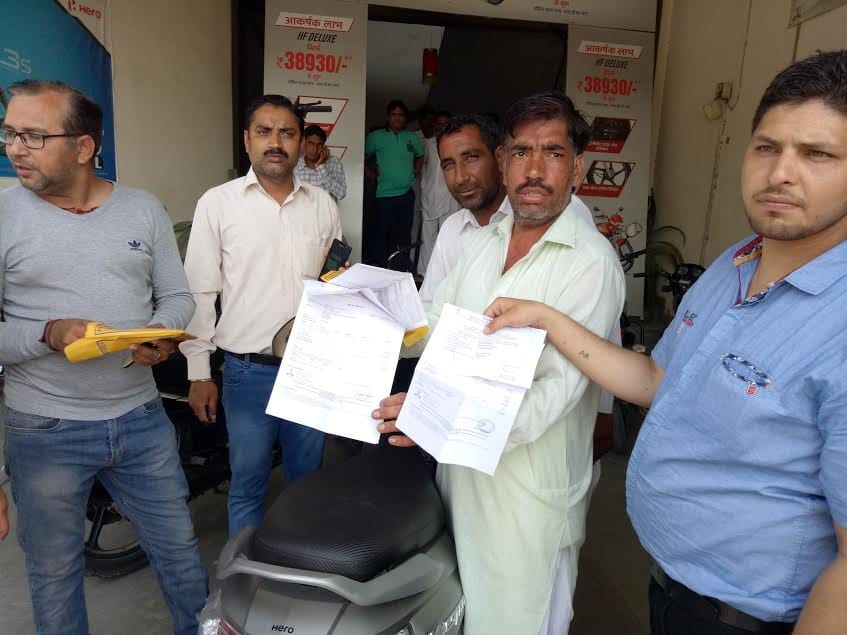 people clash and dispute with hero honda showroom owners for bs3 vehicles at haryana