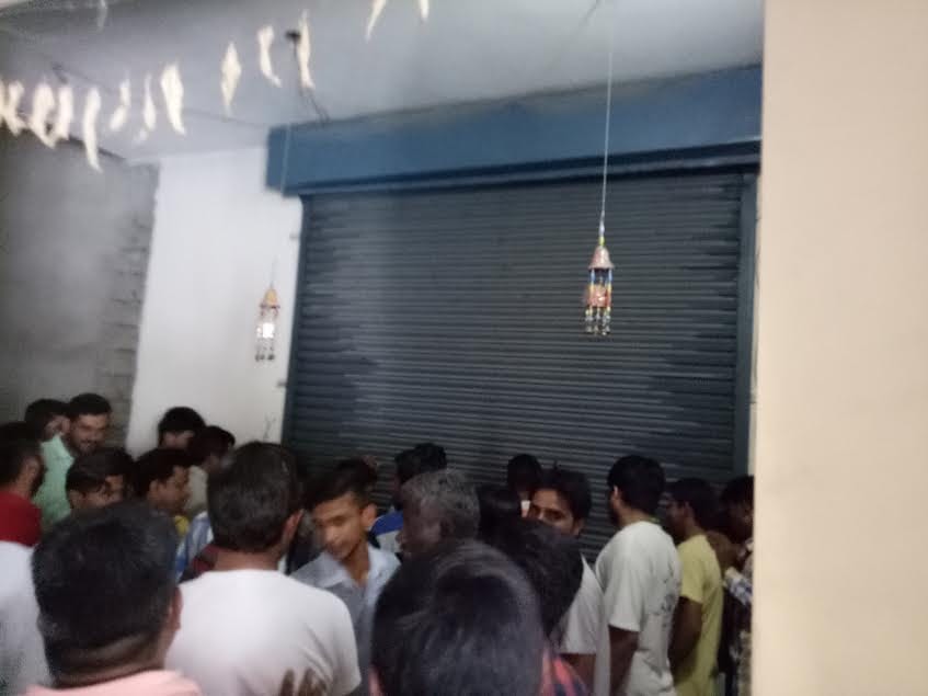 people clash and dispute with hero honda showroom owners for bs3 vehicles at haryana
