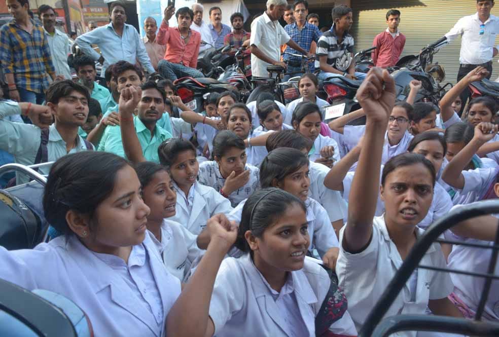 santusti nursing college: girls student make protest when ritu garg doing press confrence