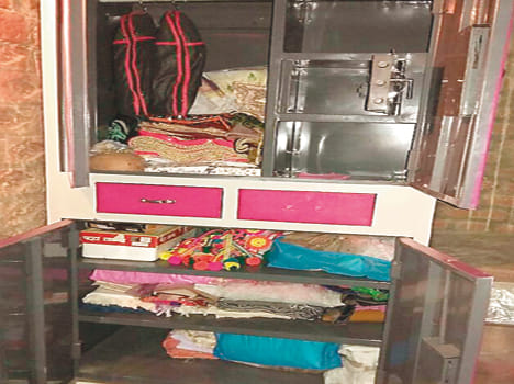 jwellery and cash theft from house