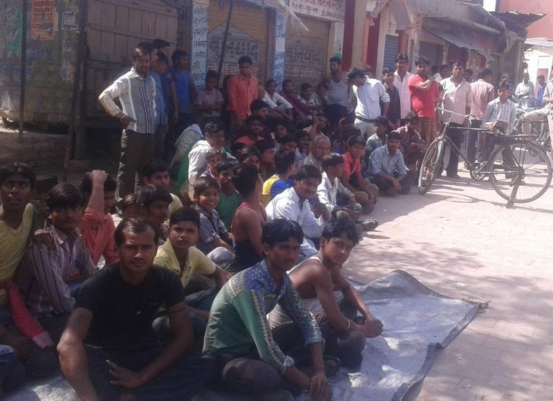 pulis kee gundee ke virodh mein band raha baajaar