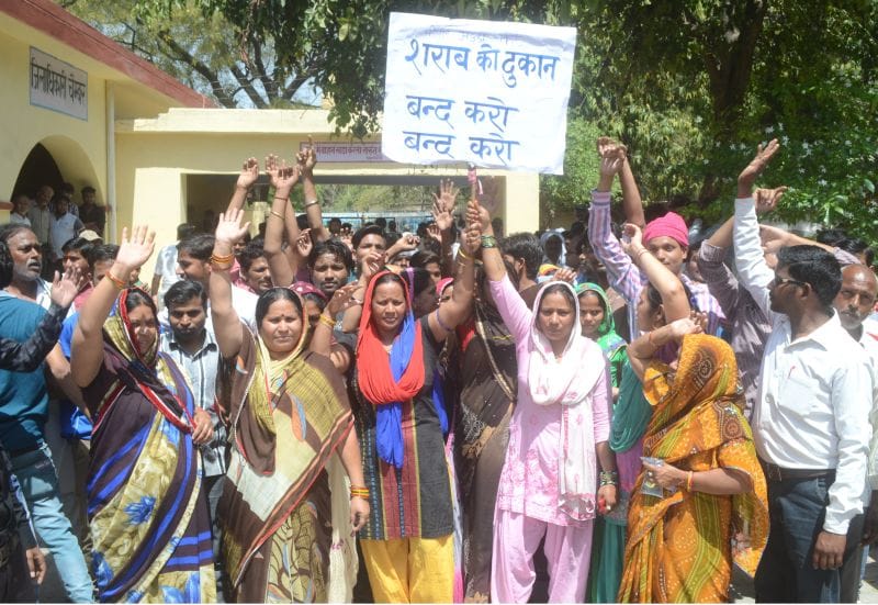sharaab kee dukaanon ke virodh mein utare vyaapaaree aur baashinde