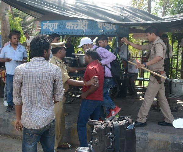  Ruckus in front of RBI in Lucknow.