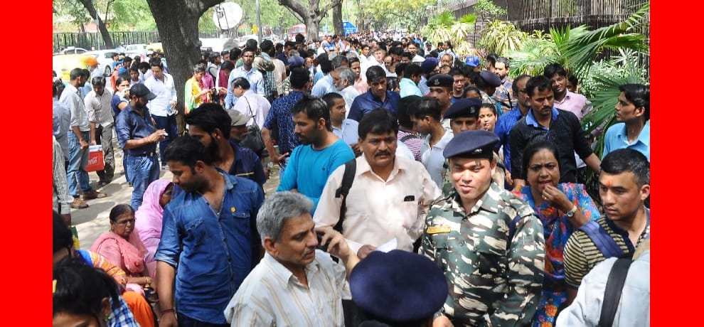 people outside rbi for exchange of their old demonetised notes