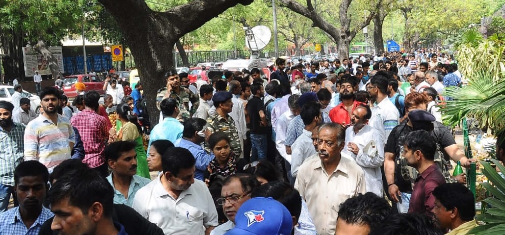 people outside rbi for exchange of their old demonetised notes