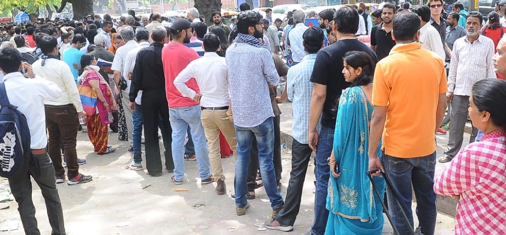 people outside rbi for exchange of their old demonetised notes