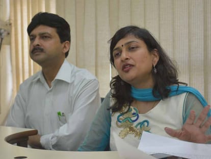santusti nursing college: girls student make protest when ritu garg doing press confrence
