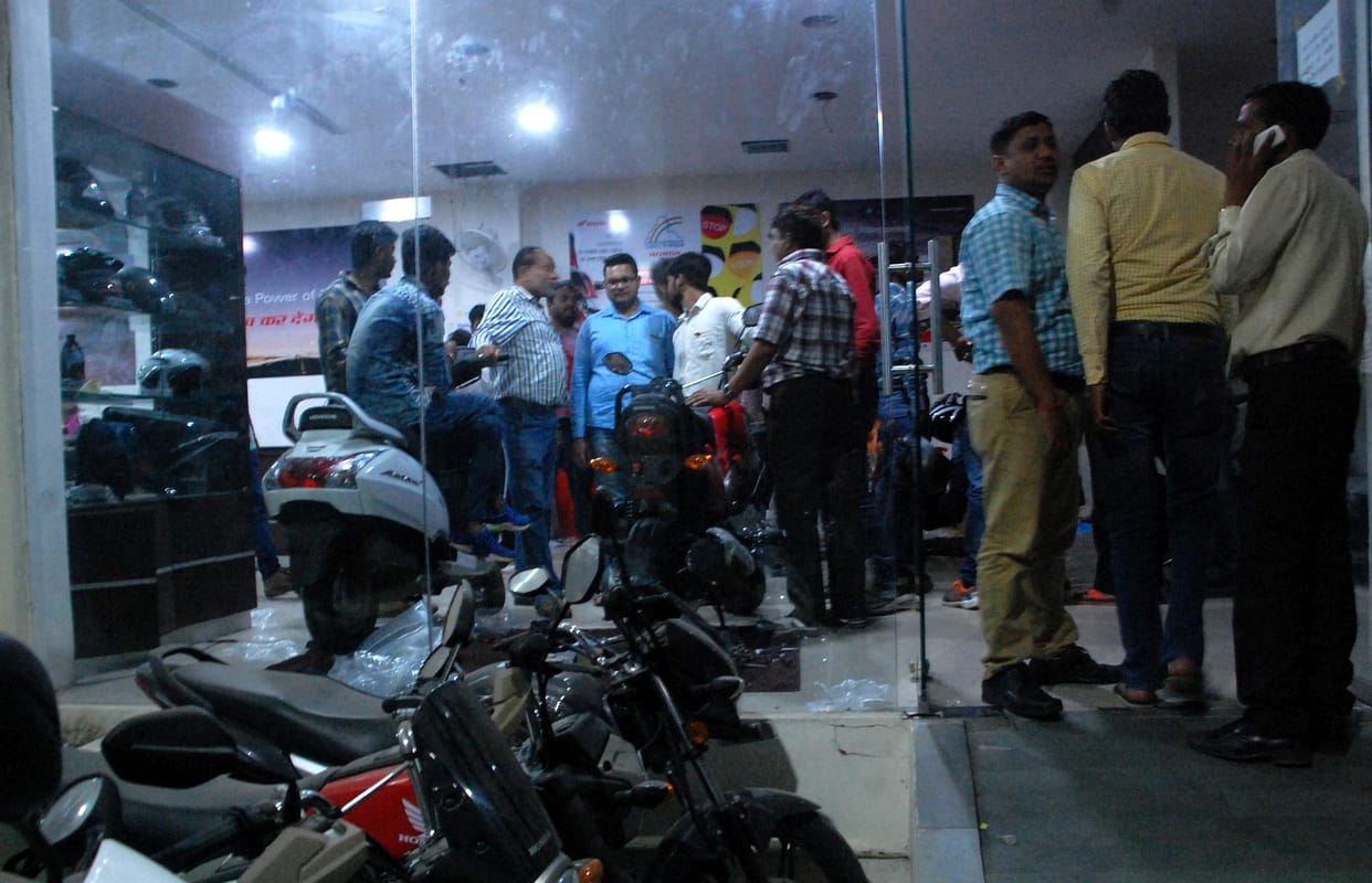bumper discount on bike and scooty in lucknow