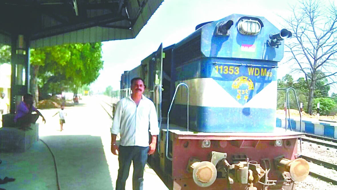 Train from Pilibhit to Majha on the big line 