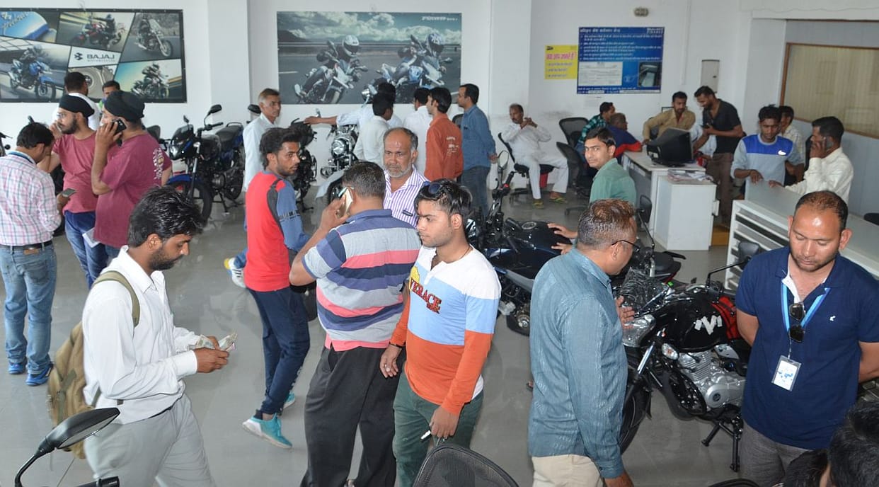 Crowds to buy cheap vehicles.