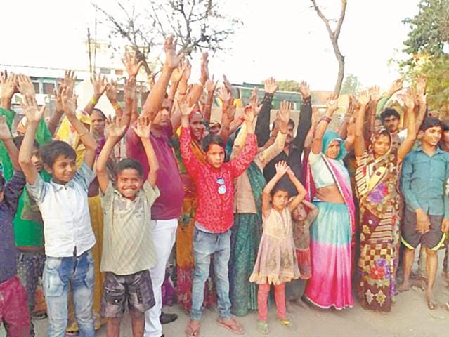Women protest against opening of contract
