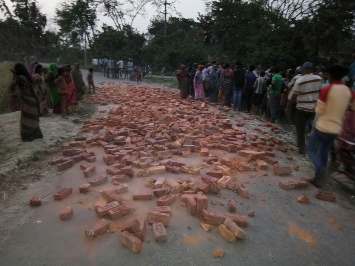 Brick beaten by road, ran policemen