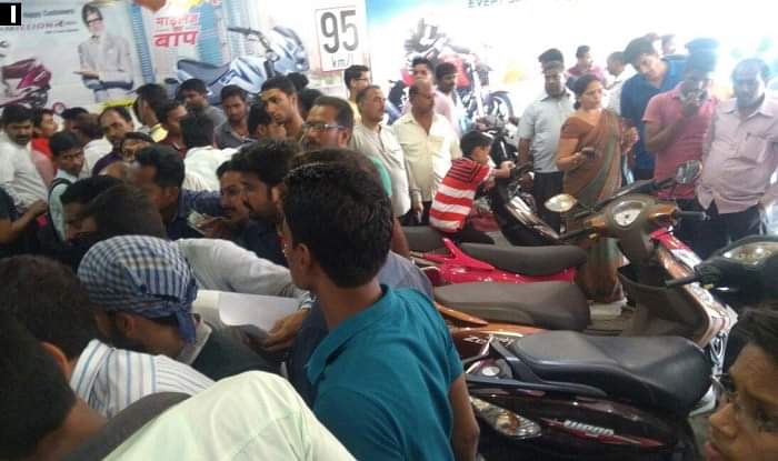 नोएडा, बीएस-2, शोरूम