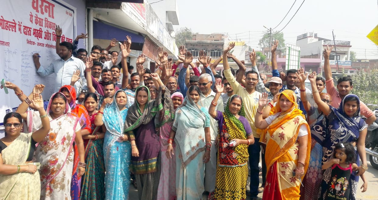 Women pouring out of beer shop in Mohalla