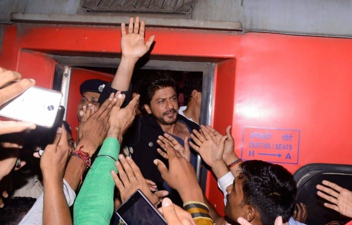 sharukh wave the hand so stampede li kesituation create