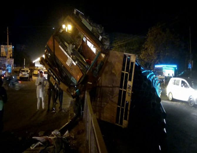truck hanged on gril after accident at fatehabad of haryana