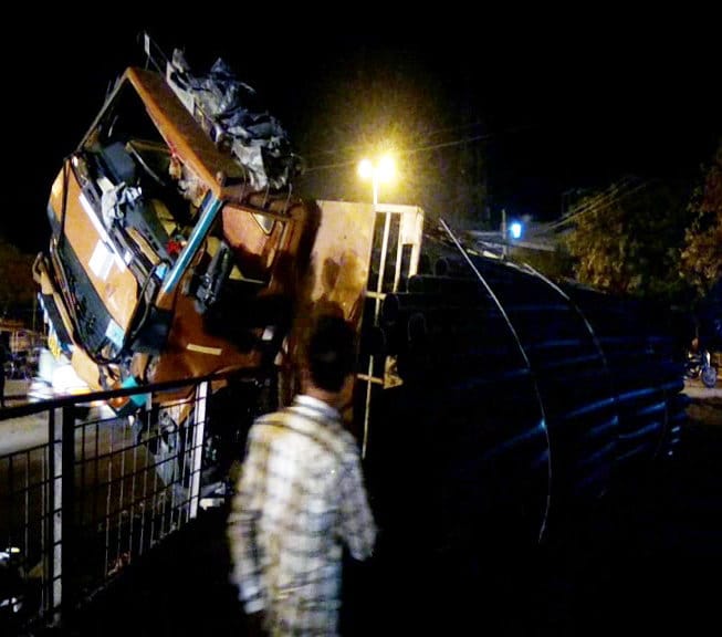 truck hanged on gril after accident at fatehabad of haryana