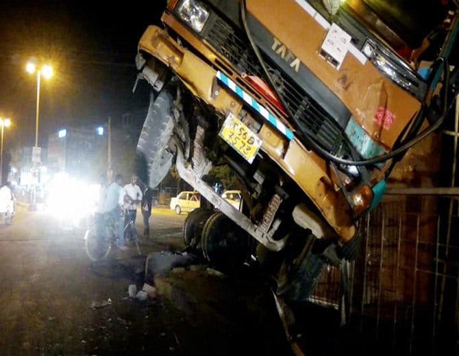 truck hanged on gril after accident at fatehabad of haryana