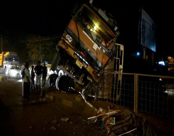 truck hanged on gril after accident at fatehabad of haryana