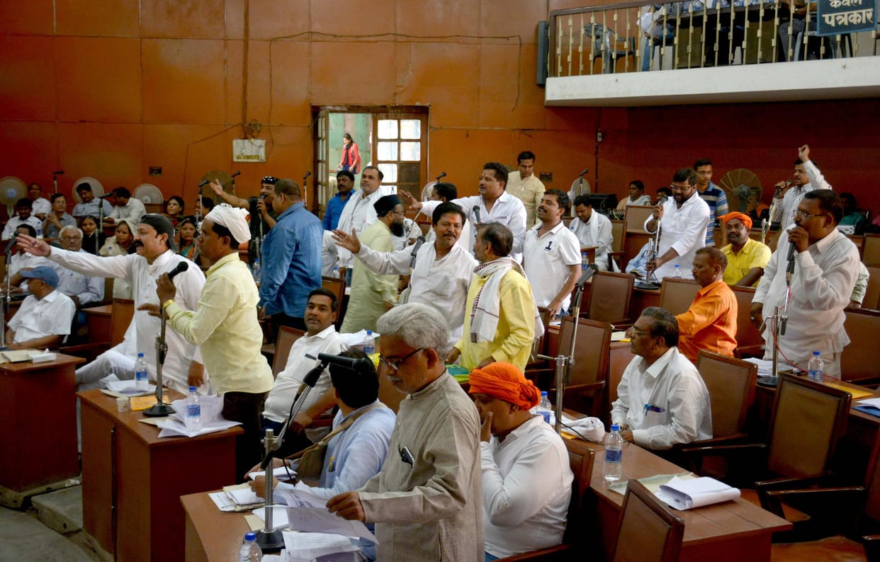 BJP-SP Parshad fierce ruckus on Vande Mataram in Varanasi