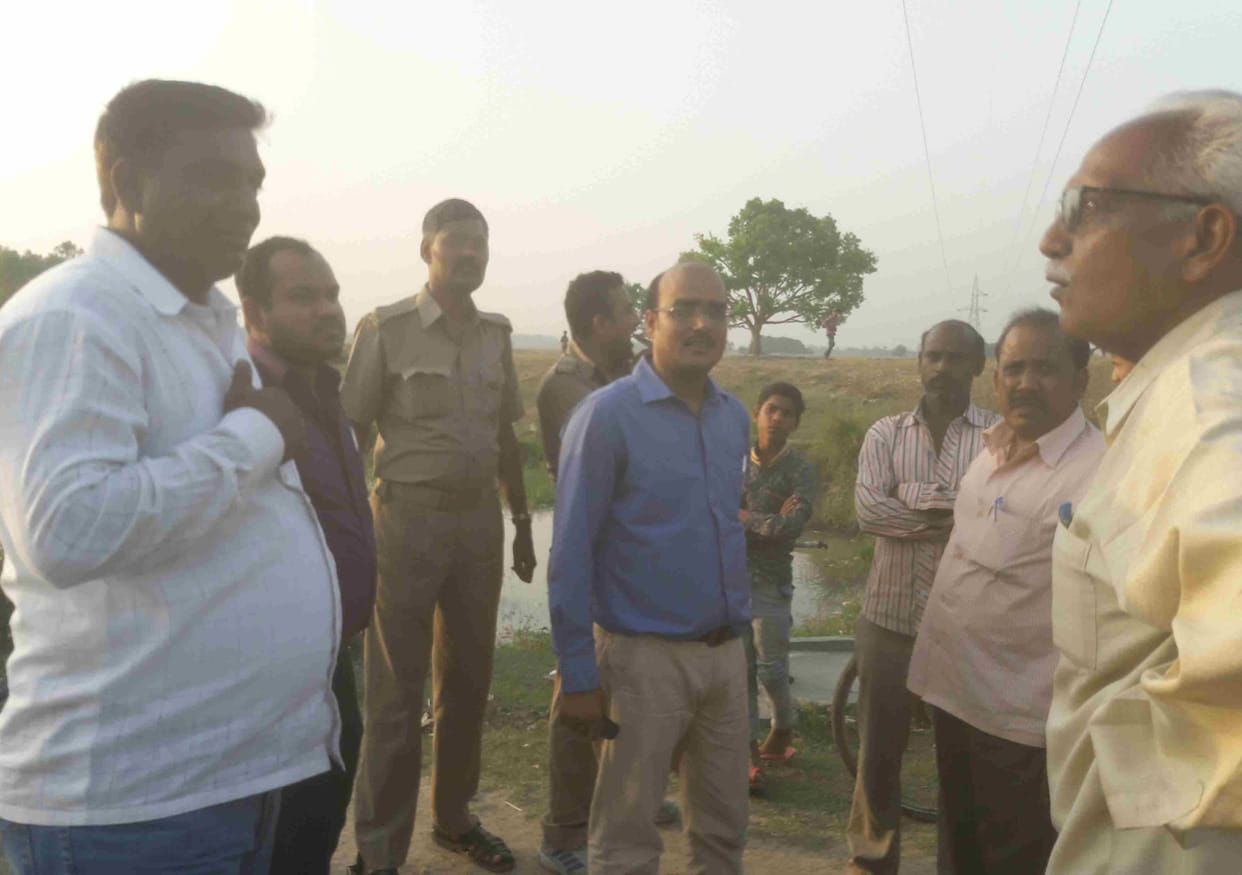 Villagers encircle excise inspector