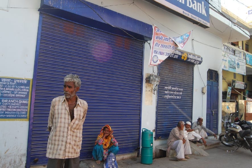 Racket on opening liquor shop, the villagers blocked the highway