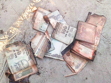 Fire and cash in lakhs of homes in 13 homes