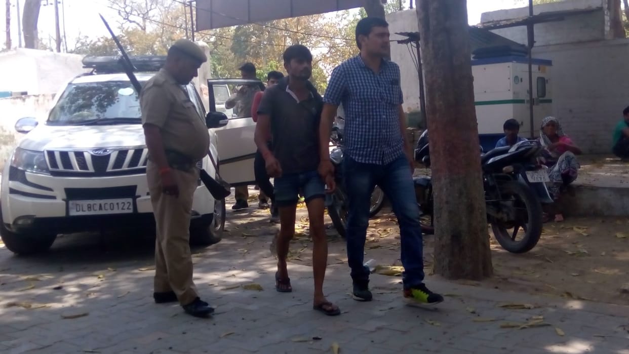 dillee pulis ne loot ke chaar aaropee daboche