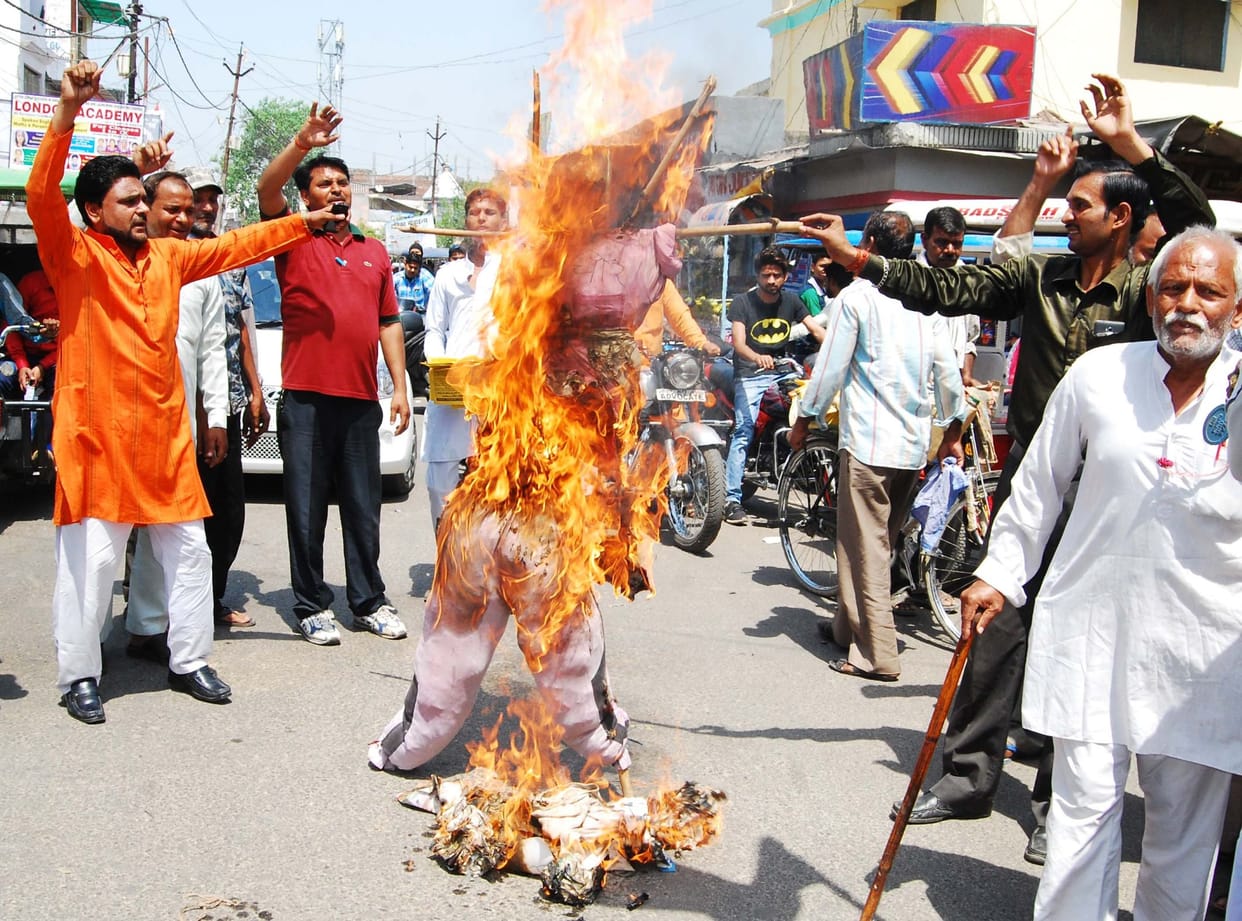 Demonstrate against school's arbitrariness, blow the effigy