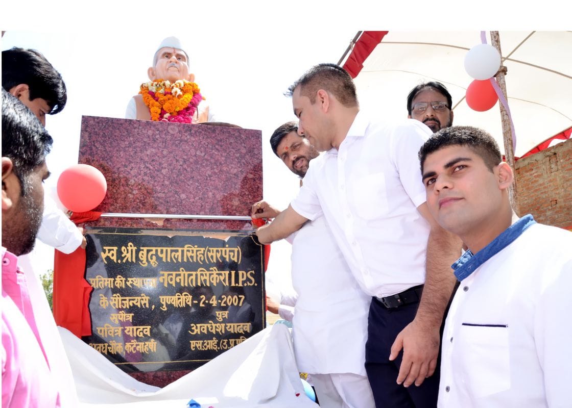 Unveiling the former Sarpanch statue